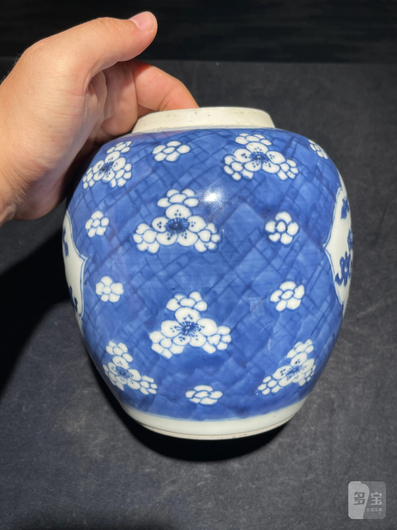清康熙 青花冰梅开窗博古纹罐 - 图5